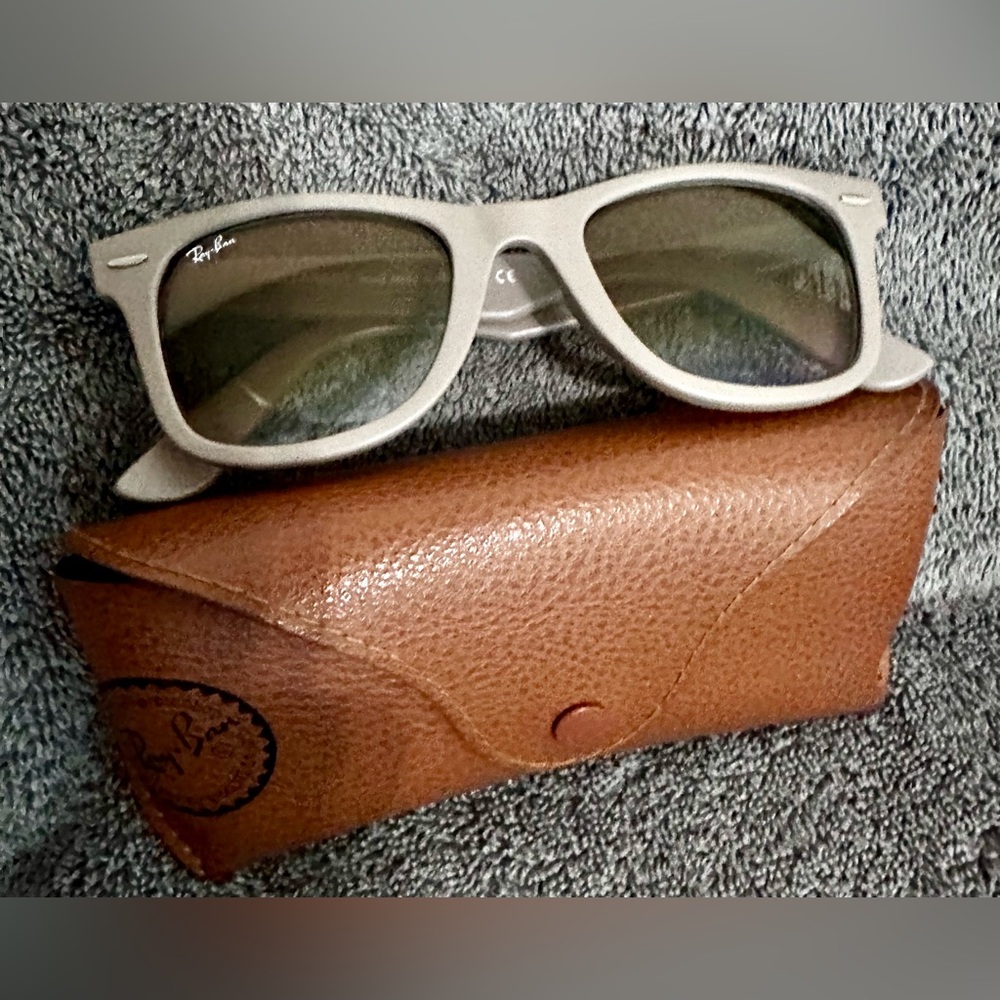 NWOT Ray-Ban Wayfarer RB 2140 Sunglasses: w/ Branded Case. NEVER WORN! πππΌ